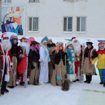 Фестиваль карнавальных костюмов “Парад Дедов Морозов и Снегурочек”